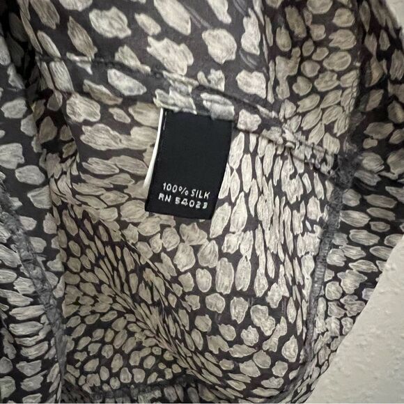 Banana Republic 100% Silk Ruffle Animal Print Sleeveless Blouse Size Medium - Picture 5 of 6